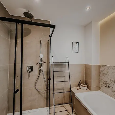 Exclusive Penthouse With Balcony & Parking Apartman